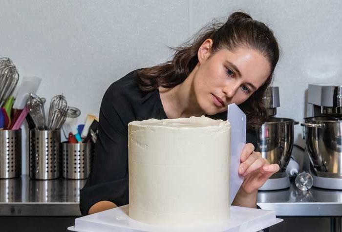 Photo of Ilona Znakharchuck ’21 holding one of her beautifully decorated cakes